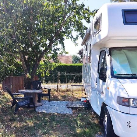 Charmant camping-car à la campagne Labessiere-Candeil Extérieur photo