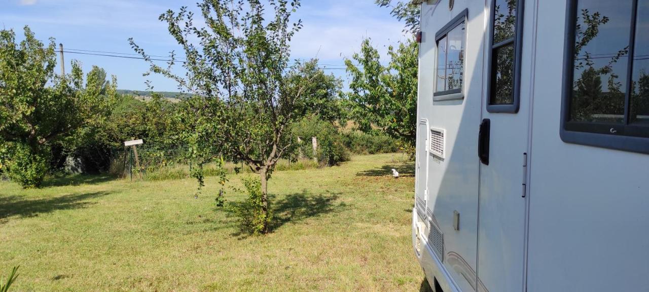 Charmant camping-car à la campagne Labessiere-Candeil Extérieur photo